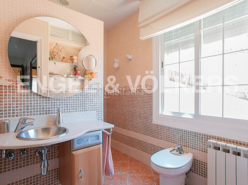 Foto 0acb70f3-1665-4810-94f0-2b667e966330. Casa con riscaldamento parcheggio piscina in La Miranda Esplugues de Llobregat