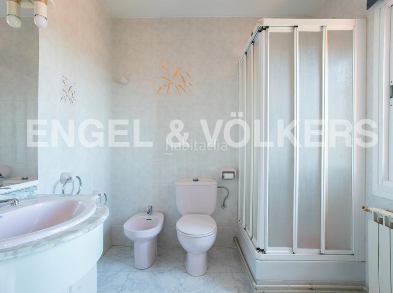 Foto 803bcdb3-0103-446e-9c17-93bd6817a338. Casa con riscaldamento parcheggio piscina in La Miranda Esplugues de Llobregat