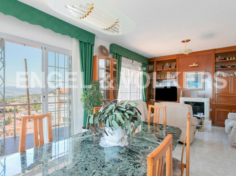 Foto bb83d5ae-45c8-47cf-9077-ff8658e2d107. Casa con riscaldamento parcheggio piscina in La Miranda Esplugues de Llobregat