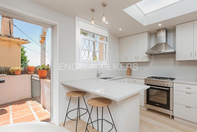 Foto e357a656-136d-4fd1-a196-34d1e6767c54. Casa con riscaldamento parcheggio piscina in La Miranda Esplugues de Llobregat