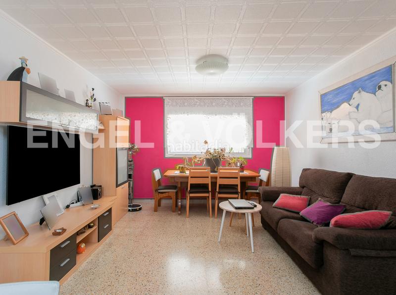 Foto fefd0093-a5f2-40c5-ba68-d1e95b783540. Casa con riscaldamento parcheggio piscina in La Miranda Esplugues de Llobregat