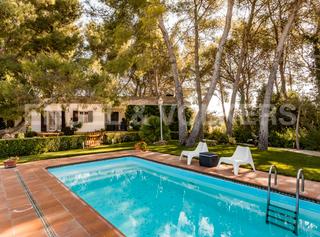 Masia a Castellví de la Marca. Dos masías con jardín y piscina en el penedès