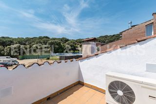 Casa pareada en Centre. Casa a 3 vientos en centro pueblo