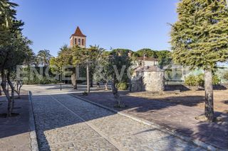 Chalet  Carrer general romagosa. Villa rústica con gran jardín en el penedès