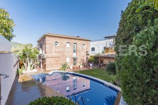 Maison à Marianao. Espectacular casa a 4 vientos con piscina y pozo propio