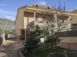 Maison jumelée à Canyelles. Casa pareada con piscina y jardín