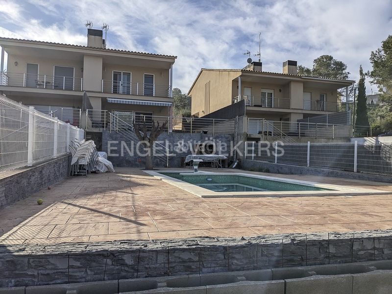 Foto bf0f087f-4a89-43aa-9c4f-f5b795100d3e. Casa adossada amb calefacció aparcament piscina a Canyelles