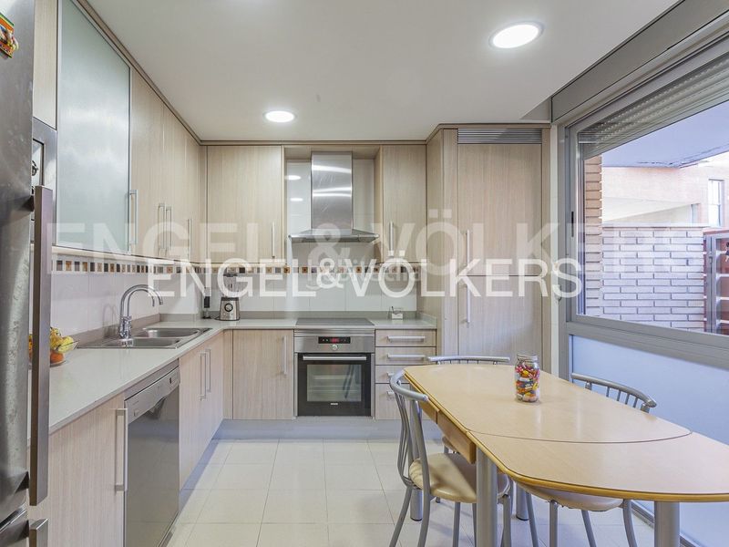 Foto e87e7ba5-88f0-4b8e-96ab-f531e1345499. Casa adossada amb calefacció aparcament a Mercat Rubí