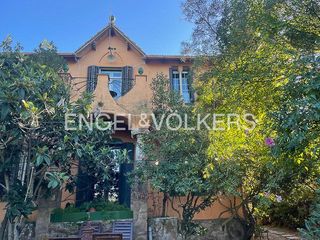 Casa en Vallvidrera - Tibidabo - Les Planes. Preciosa casa modernista catalogada con jardín y excelentes vist