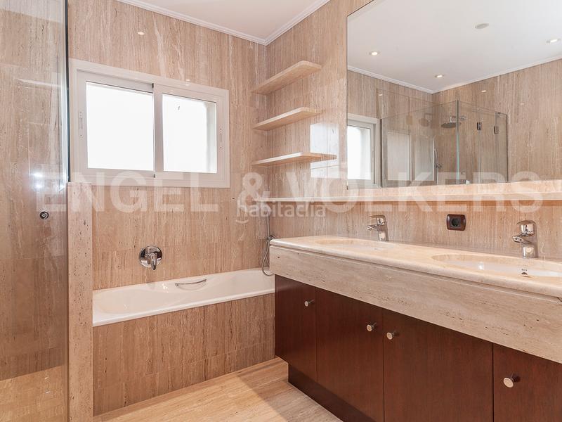 Foto 39d7836e-89f2-4834-9452-549371319c7d. Ático  con terraza para estrenar en turó parc en Barcelona