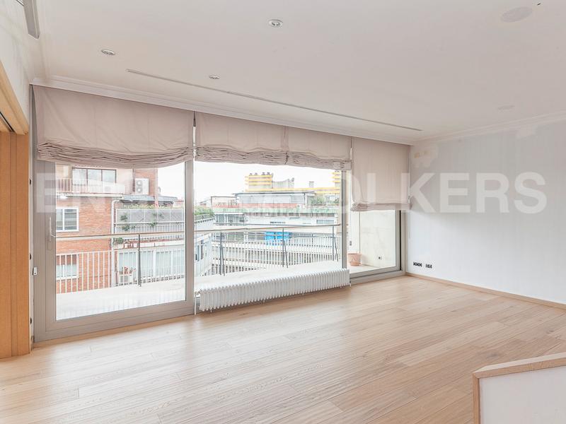 Foto b4d0843b-067c-4b6d-809c-3419cadf3c11. Ático  con terraza para estrenar en turó parc en Barcelona