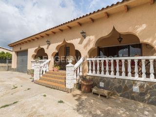 Casa a Llorenç del Penedès. Casa con establo y cuadra para caballo en el penedès