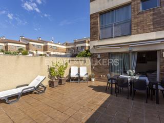 Casa a Bonavista. Luminosa casa esquinera en complejo privado con piscina comunita