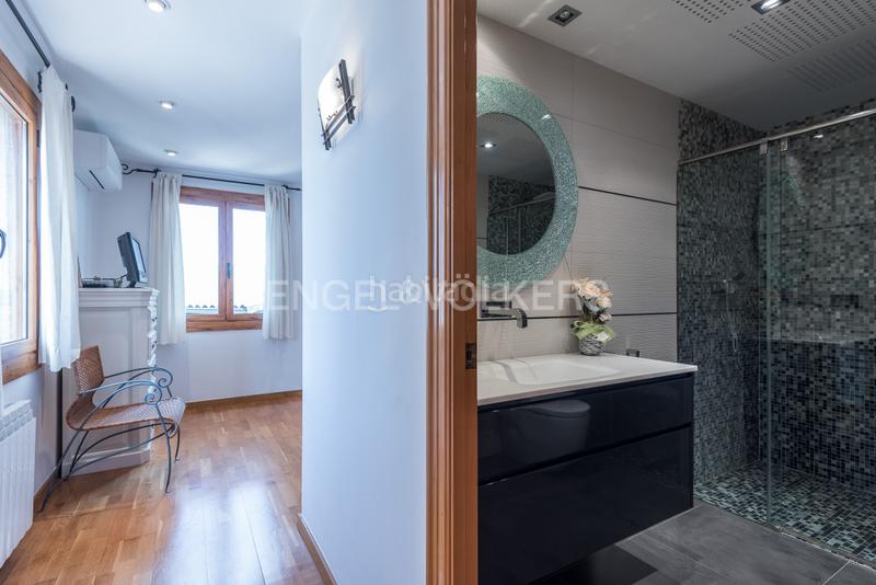 Foto 1ba2e179-75d3-44bd-945b-02c13ca0af4e. Casa con riscaldamento parcheggio piscina in Eixample - Can Bogunyà Castellar del Vallès