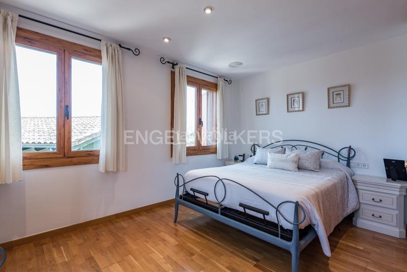 Foto aa4d5e30-9269-4148-97b4-617920e76286. Casa con riscaldamento parcheggio piscina in Eixample - Can Bogunyà Castellar del Vallès