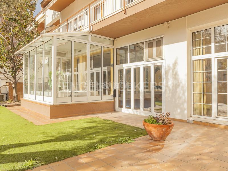 Foto 046e3828-c344-4add-ac6b-ec6d64228eba. Casa amb calefacció aparcament piscina a Centre Sabadell