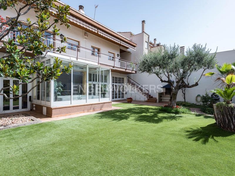 Foto 15bdfd67-a663-4b35-8406-b0623444d43b. Casa amb calefacció aparcament piscina a Centre Sabadell