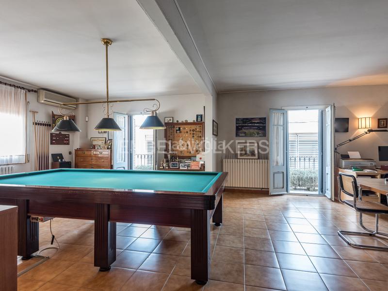 Foto 1b4f2b09-cb46-4301-8ada-6fde8894d6b7. Casa amb calefacció aparcament piscina a Centre Sabadell