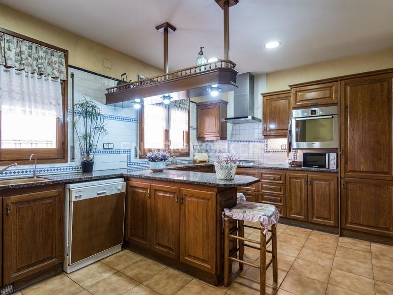 Foto 3c291d65-ec3c-47a8-bb58-632615287e06. Casa amb calefacció aparcament piscina a Centre Sabadell