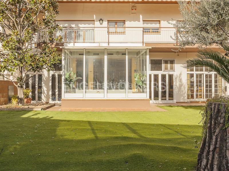 Foto 79668022-f427-47d2-9672-9b6f712ff837. Casa amb calefacció aparcament piscina a Centre Sabadell