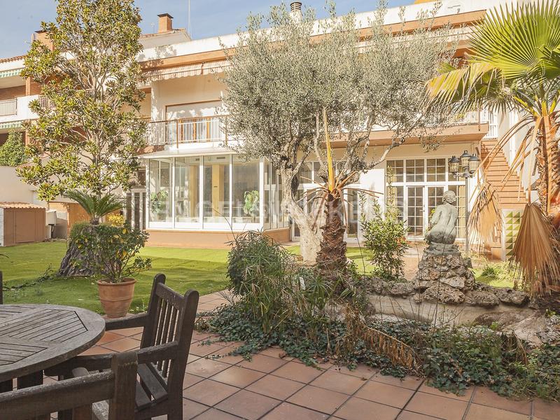 Foto 8b7fd37e-e8fe-422b-aeed-288d8cf7f2a9. Casa amb calefacció aparcament piscina a Centre Sabadell