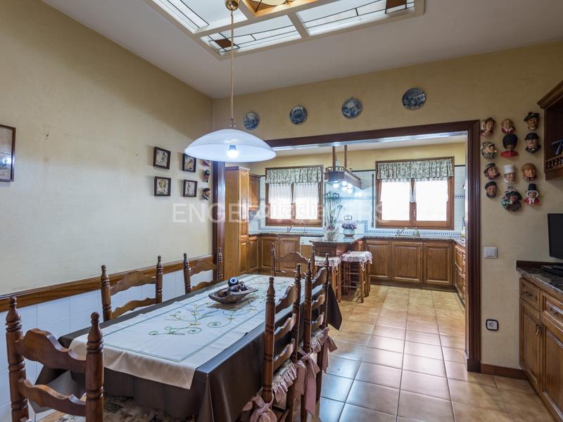 Foto 9057778d-5fc3-4f21-9b1d-8ab3e69517ea. Casa amb calefacció aparcament piscina a Centre Sabadell