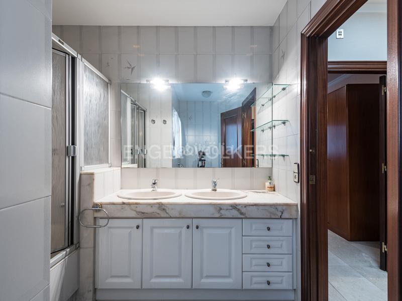 Foto a63d7538-d897-4e9c-a452-7566fa75da2e. Casa amb calefacció aparcament piscina a Centre Sabadell