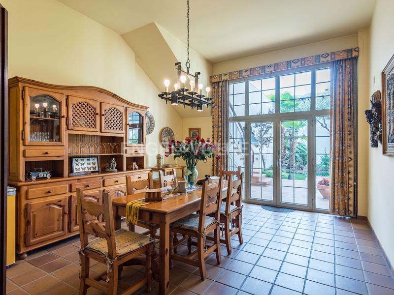 Foto b3ca89f6-093f-46e4-b67c-478c3d178e13. Casa amb calefacció aparcament piscina a Centre Sabadell