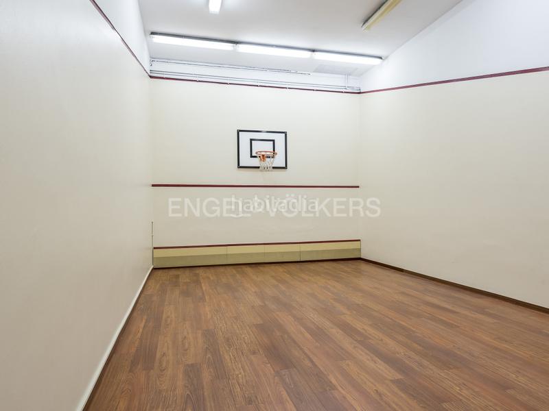 Foto c5deed90-29af-41b6-945c-59a670587f43. Casa amb calefacció aparcament piscina a Centre Sabadell