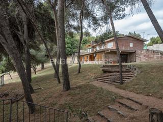 Masia a Palou. Dos casas y gran extensión de bosque en palou