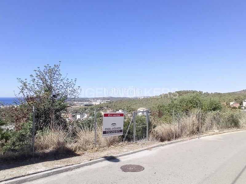 Foto 8fc31c6f-a923-4ca0-9087-794e569d315a. Terreno residencial gran parcela con vistas al mar y la ciudad en Sitges