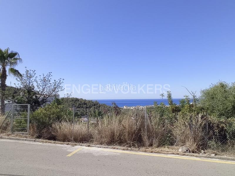 Foto 9e6a8600-3595-49ed-b5ff-24c8d69139c2. Terreno residencial gran parcela con vistas al mar y la ciudad en Sitges