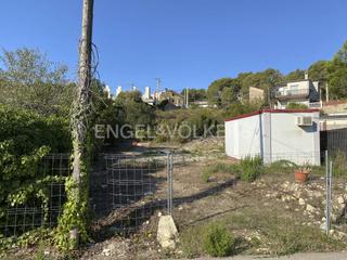 Wohngrundstück in Canyelles. Terreno con todos los servicios en les palmeres