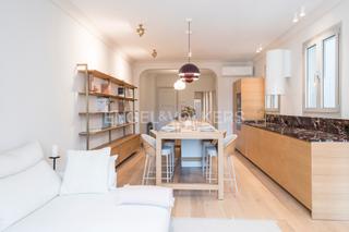 Apartamento en Barri de les Corts. Gran piso en les corts totalmente reformado