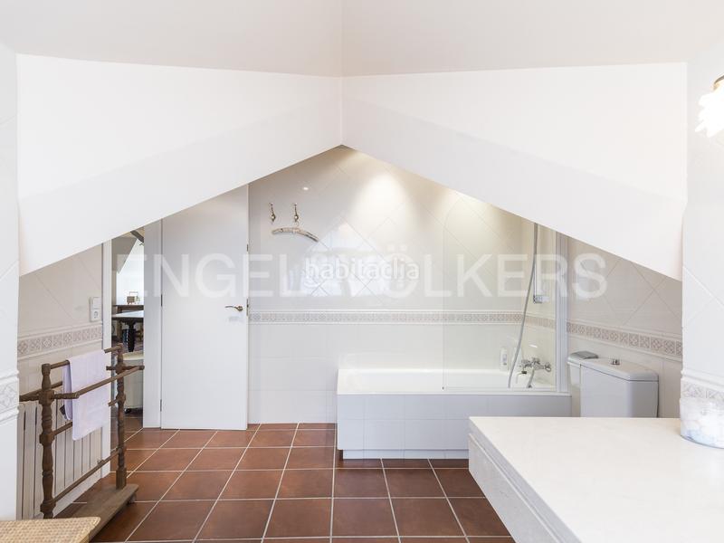 Foto 404c717e-7a92-4b5b-9304-80c2567f8573. Casa amb calefacció aparcament a Centre Sant Just Desvern