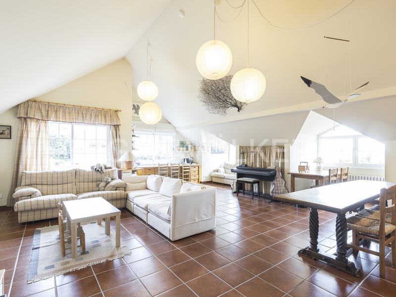 Foto 9a9ccef7-0b46-44f4-9dd2-79dc022d5a56. Casa amb calefacció aparcament a Centre Sant Just Desvern