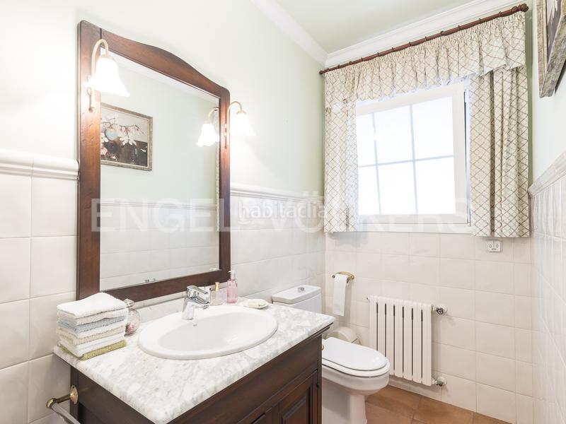 Foto b6bf32b3-9543-49e5-be28-e65eb46c3d6e. Casa amb calefacció aparcament a Centre Sant Just Desvern