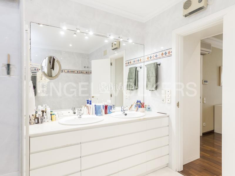 Foto ecb5ea5b-7c84-469d-9356-4fccf0130a42. Casa amb calefacció aparcament a Centre Sant Just Desvern