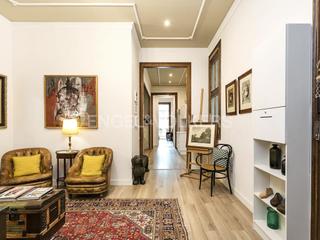 Apartamento en Vila de Gràcia. Gran apartamento con terraza y licencia turística en vila de grà