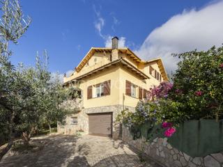 Casa a Bisbal del Penedès (La). Casa de estilo rústico con jardín y piscina