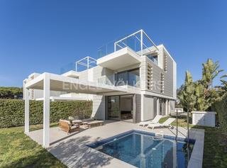 Casa adossada a Gava Mar. Lujo y modernidad cerca del mar!