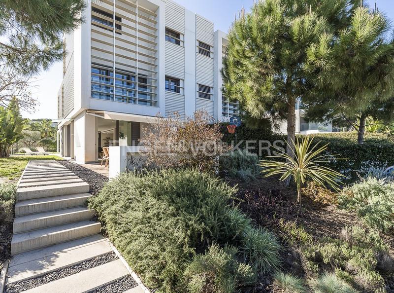 Foto a465b28c-638f-41b6-b931-2e093694408c. Casa adossada amb calefacció aparcament piscina a Gavà