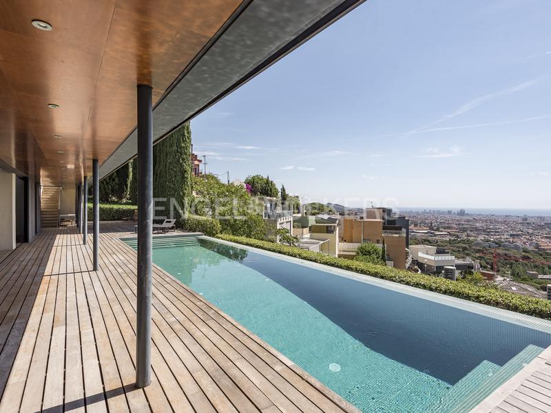 Foto 83db74d8-0473-41fd-914c-94d2a99cc01c. Casa amb calefacció aparcament piscina a Sarrià Barcelona