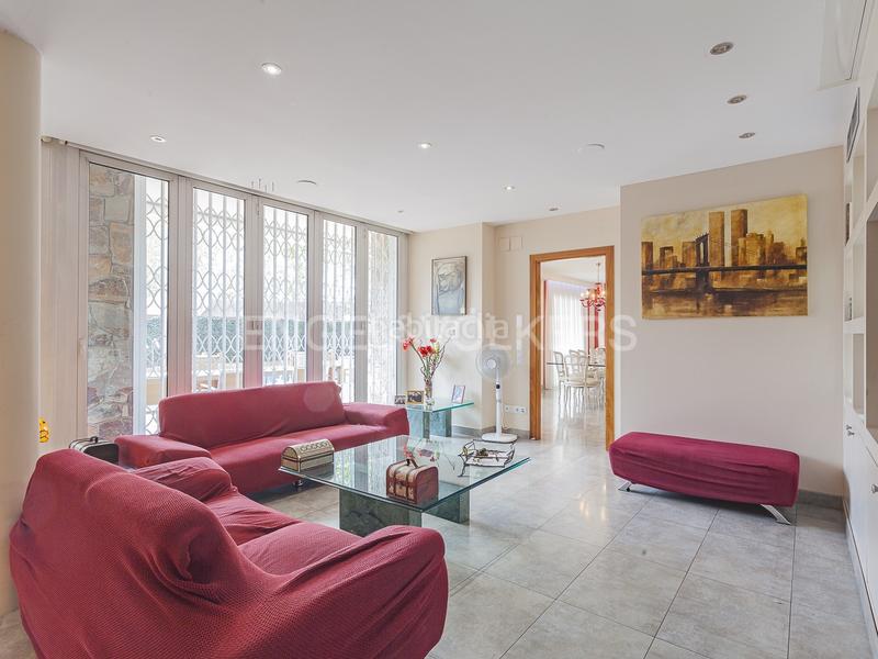 Foto c3f4d5d3-8bf8-497f-8d1d-89bc935d0148. Reihenhaus mit heizung parking pool in Centre-Cordelles Cerdanyola del Vallès