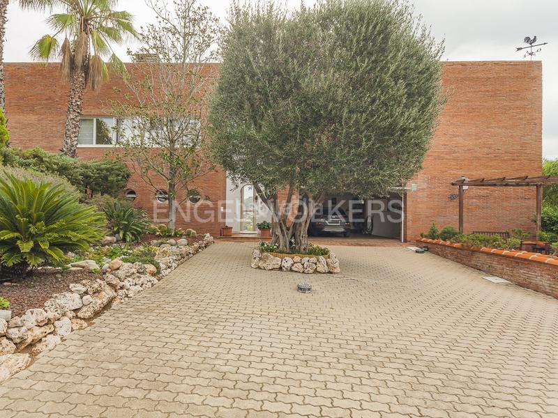 Foto fa9046fe-e1ab-44fe-8bdb-c163d9e32c31. Casa gran casa con magnífico jardín y vistas en Vallirana