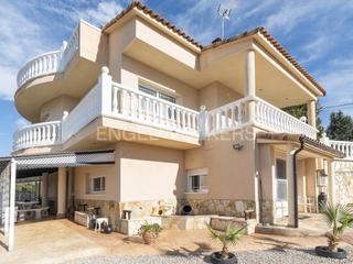 Maison à Olivella. Villa mediterránea con vistas al campo