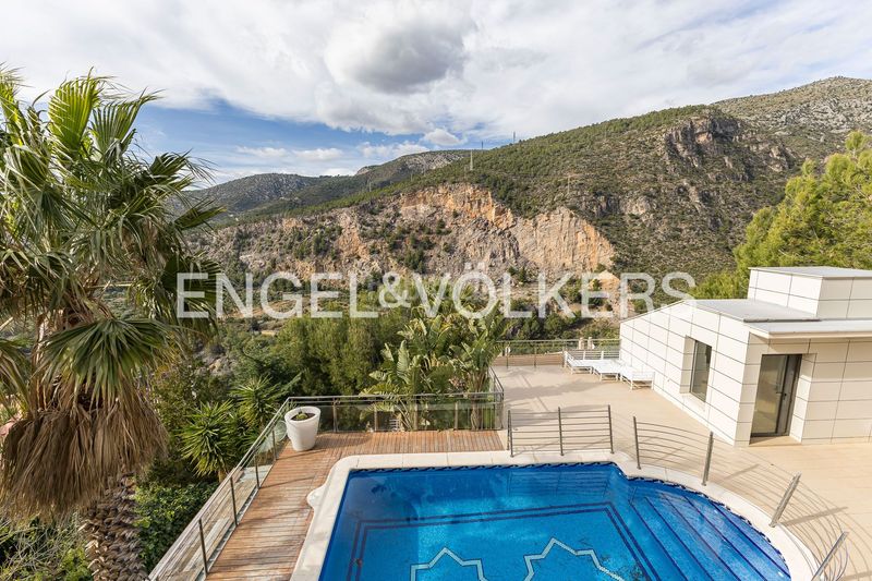 Foto 3cc626e6-ad6e-4bff-b072-1814d630a369. Casa amb calefacció aparcament piscina a les botigues de Sitges Sitges