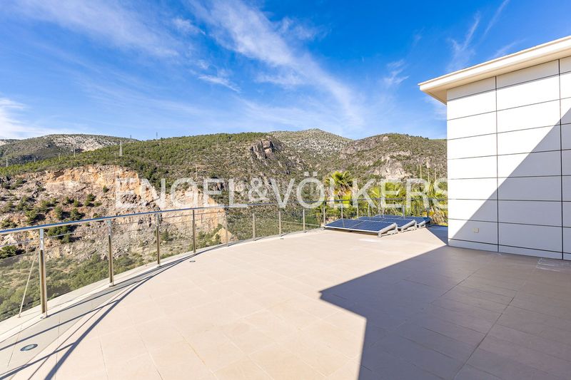 Foto c9208146-4c35-46b3-9007-7da1b92d7a33. Casa amb calefacció aparcament piscina a les botigues de Sitges Sitges