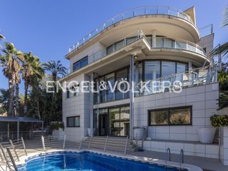Casa in Les Botigues de Sitges. Oasis mediterráneo exquisita villa con impresionantes vistas