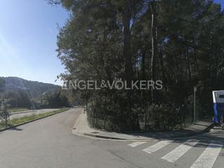 Terrain résidentiel à Begues. Terreno esquinero en calle puigmal